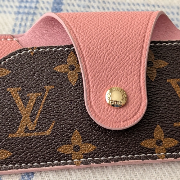 Louis Vuitton Pink and Brown Key Holder - Picture 4 of 4